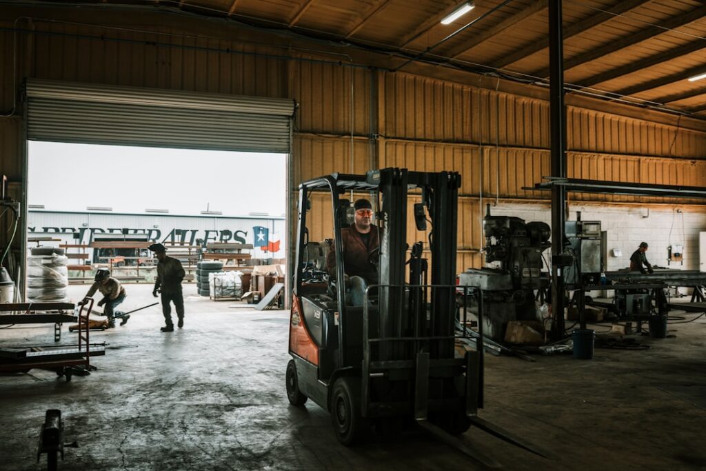 erfahren sie alles über die aufgaben, qualifikationen und sicherheitsvorschriften für gabelstaplerfahrer. tipps zur ausbildung und karrierechancen in der logistikbranche.