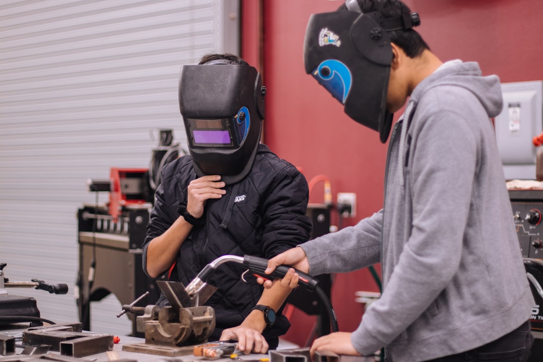 metallbauer ausbildung: erlernen sie praktische fähigkeiten und technisches wissen für eine erfolgreiche karriere im metallhandwerk. jetzt informieren und durchstarten!
